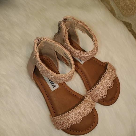 GIRLS SANDALS NOT RATED - Picture 4 of 9